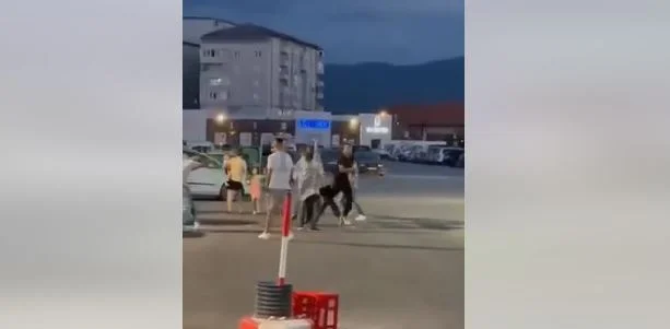 In Ferizaj werden einige Menschen brutal geschlagen