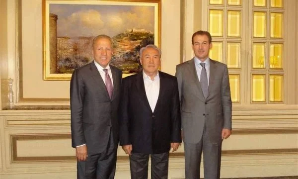 Pacollis falsches Abendessen mit Nazarbayev, wie er die Platten von Kazakh Diktator unglücklich mit dem Restaurant in Monaco brach