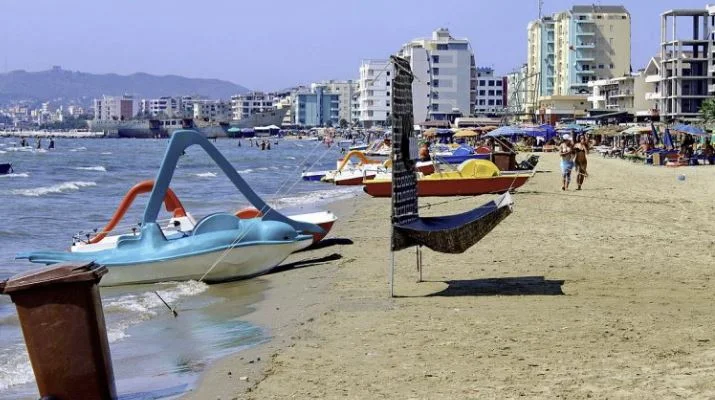 Amendes et contrôles à Durres, les moteurs à eau se déplacent dans des couloirs désignés