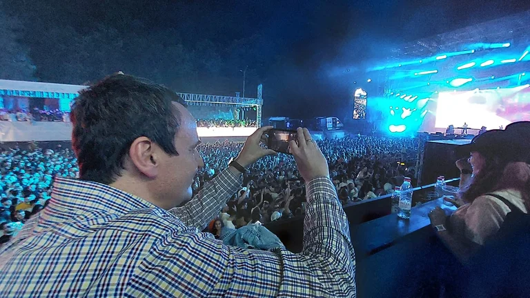 Kurt dans “Sunny Hill”, excité de filmer la dernière nuit du festival.