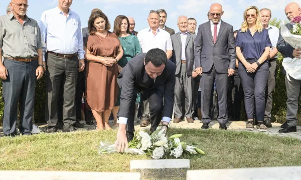 Kurt würdigt den Lapidari der Familie Llesh von Gjakova
