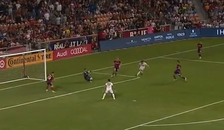Unstopper ballena en América marca gol loco con Los Angeles