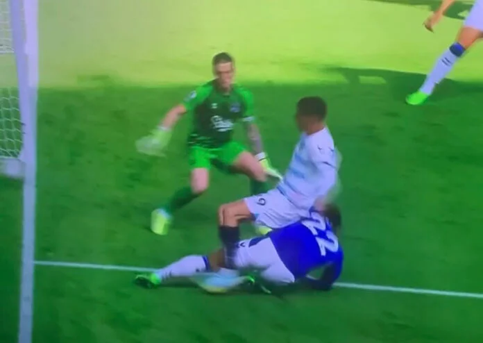 Il doloroso calciatore di Everton soffre gravi lesioni, gli rompe la gamba