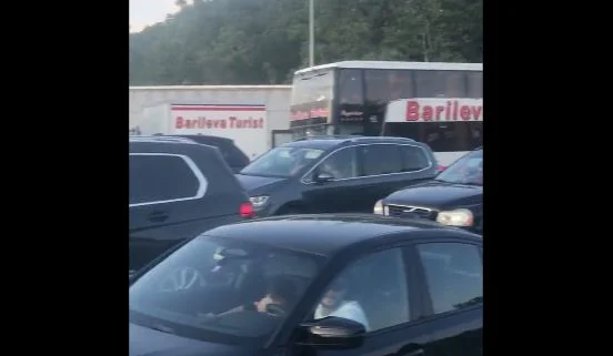 Colonna di benvenuto lungo al confine Serbia-Croazia