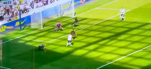 Fantástico cuadro de Heung Min Son, pero su patada en la granja del Viejo.