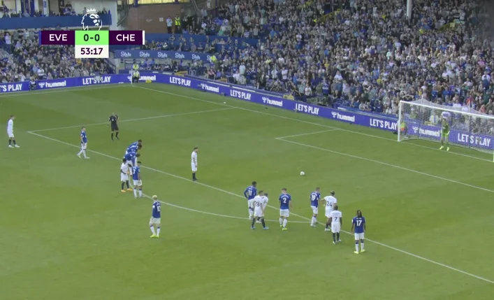 Chelsea in her superiority over Everton é Jorginho doesn't miss the white spot.