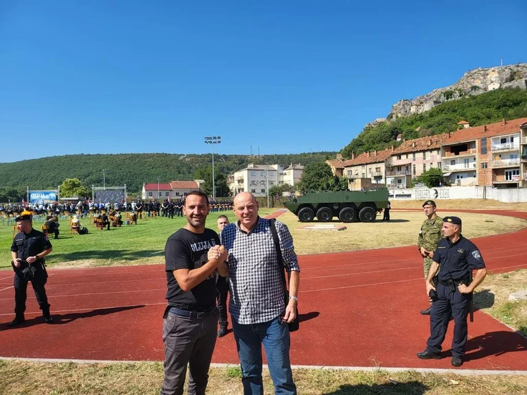 Les deux commandants de l'UCK, Daut Haradinaj et Agim Ceku, au camp d'opérations “