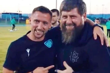 Bernard Berisha argumentiert für Foto mit Chechen Führer