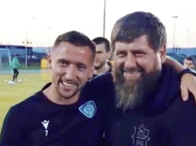 Quelles sont les relations entre Bernard Berisha et le leader tchétchène ?