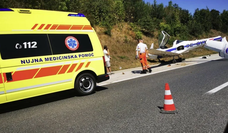 Das Flugzeug macht Notfall Landung auf der slowenischen Autobahn