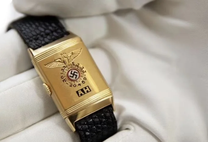 L'orologio d'oro di Hitler vende oltre 1.3m euro all'asta