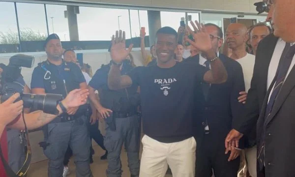 Rome's great number of fans come out to meet Wiinaldum