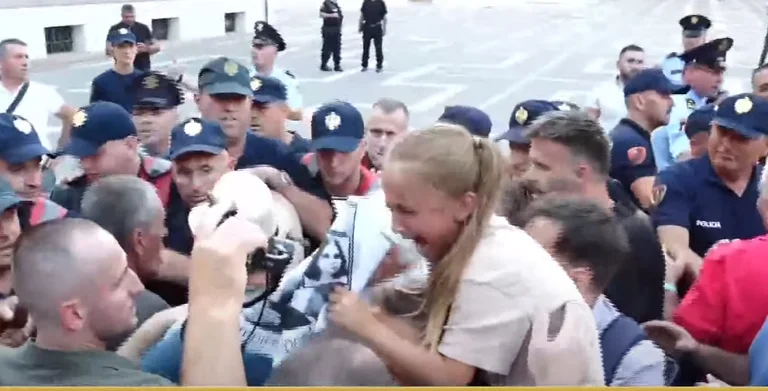 Tensioni in protesta, i cittadini si scontrano con la polizia: Togli i cappelli, unisciti a noi