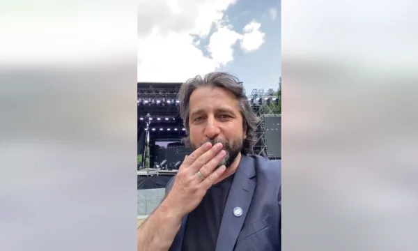 Rama progressi invia baci ai cittadini poco prima della performance di Love Lip