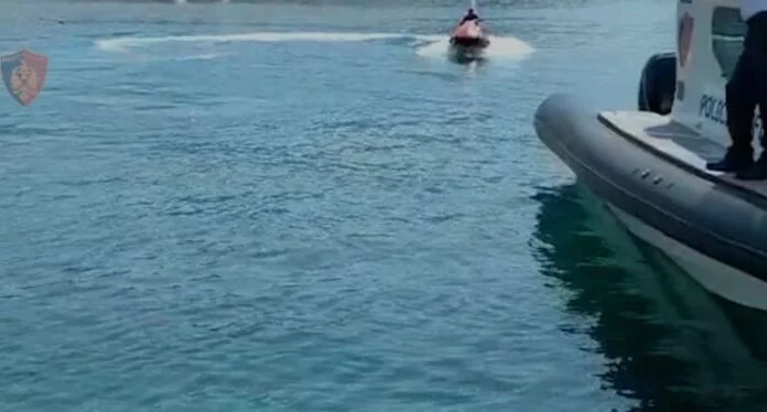 Navi di bloccaggio: da Velipoja a Ksamil 130 jet ski, barbecue e gomone