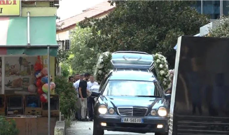 Ha dato l'ultimo addio di 7 anni che è stato colpito a morte dalla barca a Himara