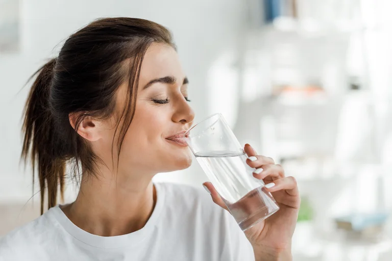Trinken Sie Wasser, während Sie stehen? Deshalb empfehlen Ärzte nie wieder