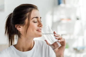 Drink water while standing? That is why doctors recommend never again