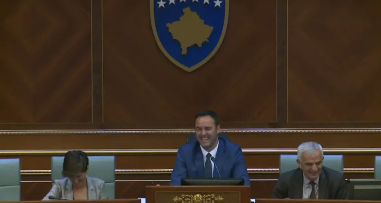 Conjufca en busca del Dialputeto de Oro, aparece Avdullah Hoti y la risa explota en el Parlamento