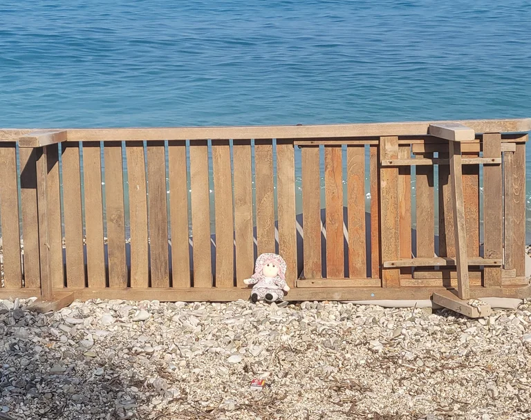 Los invasores abandonan la playa donde ocurrió la tragedia con los siete años de edad