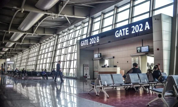 Eine Frau, die am Flughafen Pristina festgehalten wurde, erhielt einen anderen Schweizer Reisepass