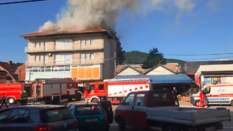 Quema una casa en Pristina Bardosh