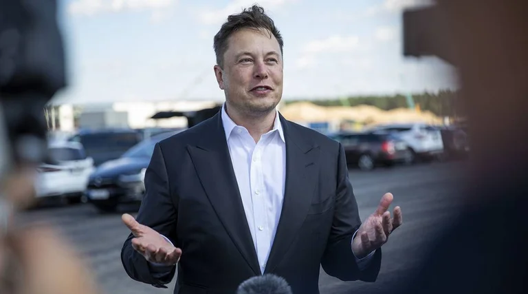 Musk shpik një titull të ri të çuditshëm për vete