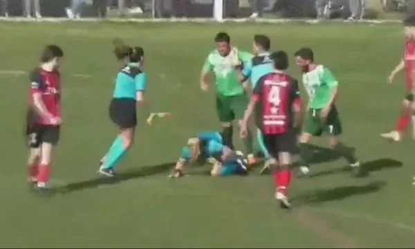 Spieler trifft den Richter zurück, verhaftet von der Polizei