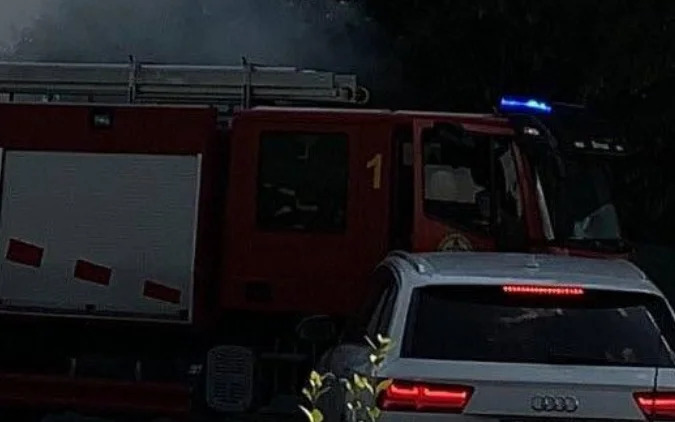 Fuoco nel quartiere di Ulpiana a Pristina, a Soliteras