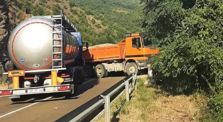 Supprimer toutes les barricades, la police contrôle les frontières