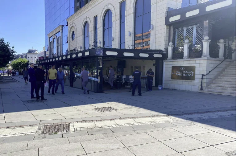 Inspection de Pristina : Nous avons déplacé le dernier toit sur la place.