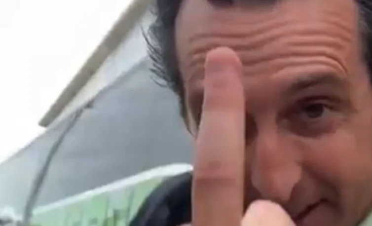 Emery a montré le majeur aux fans après qu'ils aient commencé à se moquer de lui