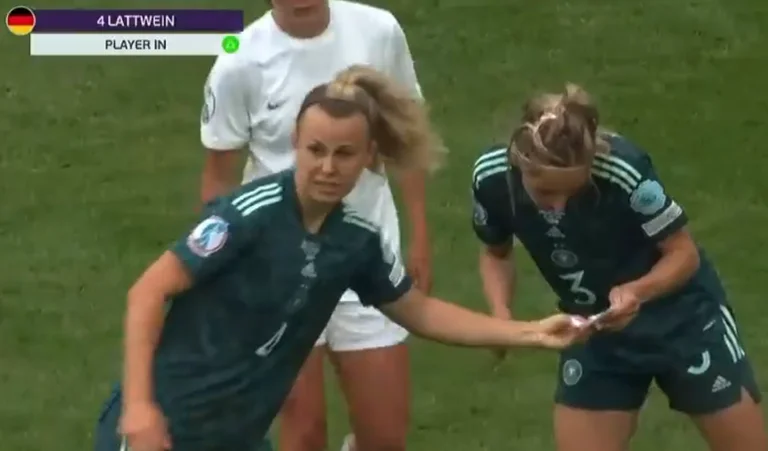 Ce moment n'a pas été diffusé pendant le match, quelle était la lettre que le footballeur allemand avait dans sa main
