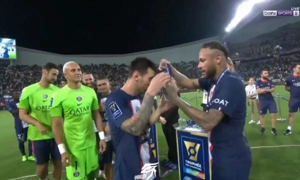 The moment Neymar shared the medals with his teammates