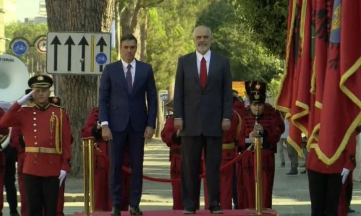 Il primo ministro della Spagna arriva a Tirana, atteso alla cerimonia ufficiale di Rama