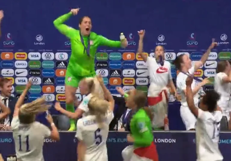 Grande émotion : les filles d'Angleterre se joignent à la conférence des médias après avoir remporté le Championnat d'Europe