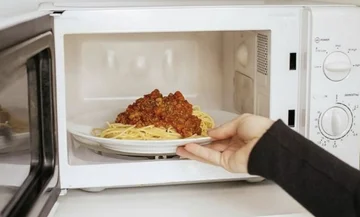 Attenzione, se riscaldate questi alimenti in microonde, possono avvelenarvi.
