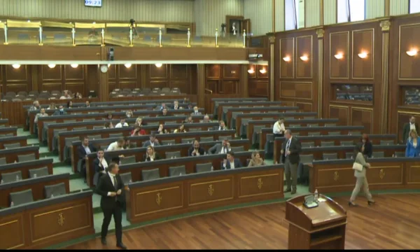 Kurti lëshoi seancën e thirrur vetë, opozita largohet demonstrativisht