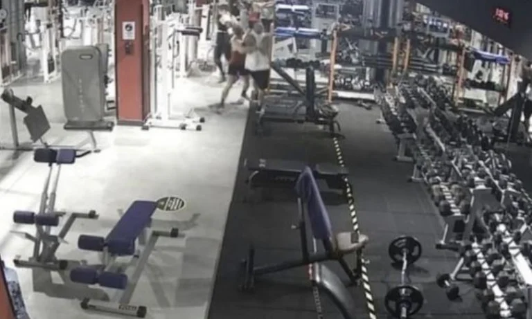 Schrecklich: Überwachung, wie Albanisch trat und schlug ein Mädchen in Italien Turnhalle