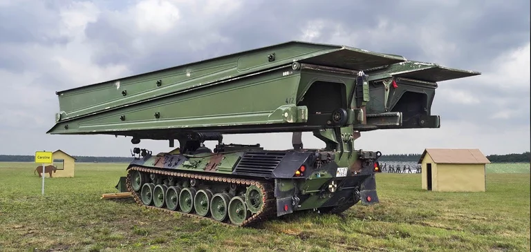Germany donates Ukraine to BIBER tanks that even water does not prevent