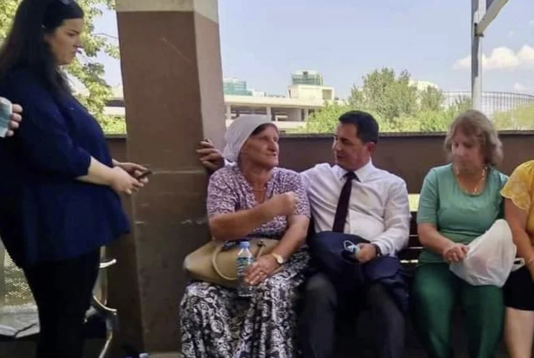 Vivrò solo per i figli di mia nipote: La confessione di una madre che suo figlio e sua figlia sono morti nell'incidente di oggi
