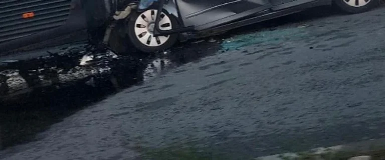 Vue de l'accident mortel entre la voiture et le bus, où deux personnes sont mortes