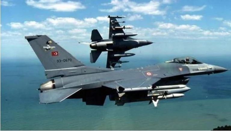 Turquie provoque Athènes avec des avions de chasse, les autorités grecques en alerte avion survolant Aegean