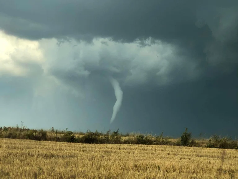Vue: Pluie, éléments de la tornade à Lipjan
