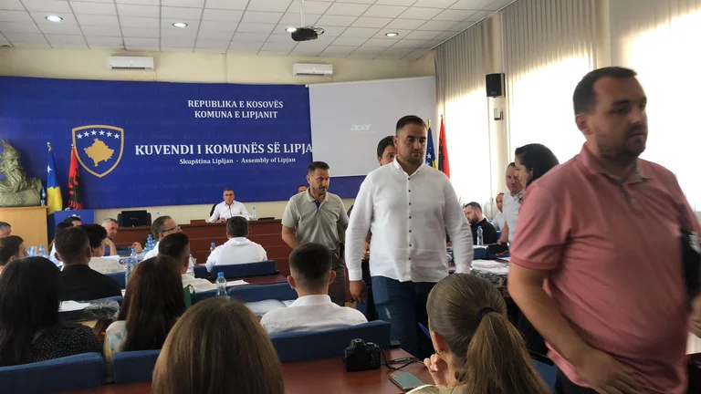 Le QKMF de Lipjan obtient le nom du docteur décédé, se plaint Vetevendosje