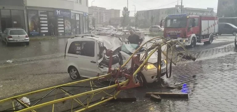 Gjilan : Le vent souffle la grue sur une voiture