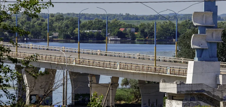 Ukraine attacks bridge at Kherson and unable to transport Russian weapons