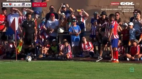 The moment the captain of Atletico Madrid stops for a ésselfie during a corner blow
