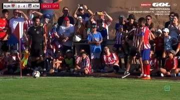 Der Moment, an dem der Kapitän von Atletico Madrid bei einem Eckschlag für eine ésselfie hält