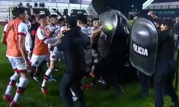 <x0) Lutte massive des joueurs avec la police en Argentine